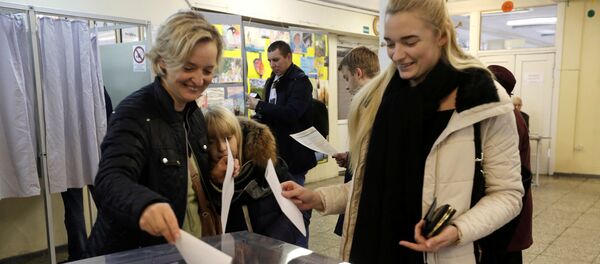 People cast their votes during general election in Vilnius, Lithuania, October 9, 2016 - Sputnik International