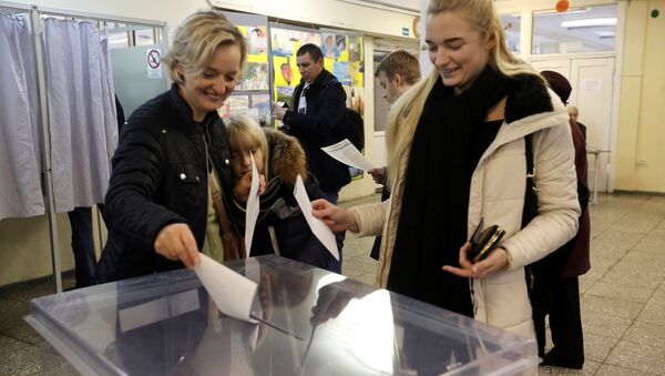 People cast their votes during general election in Vilnius, Lithuania, October 9, 2016 - Sputnik International