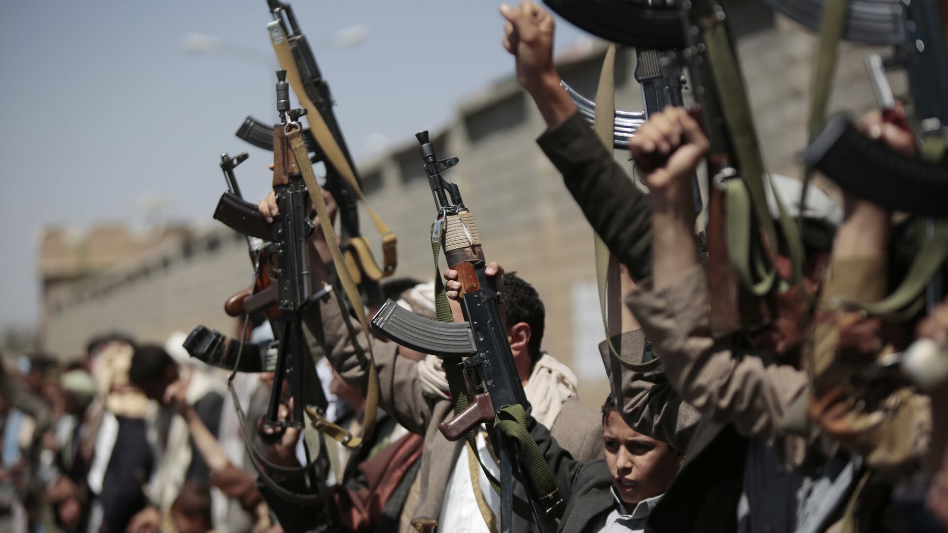 Tribesmen loyal to Houthi rebels, hold their weapons as they chant slogans during a gathering aimed at mobilizing more fighters into battlefronts in several Yemeni cities, in Sanaa, Yemen, Sunday, Oct. 2, 2016 - Sputnik International, 1920, 31.01.2022