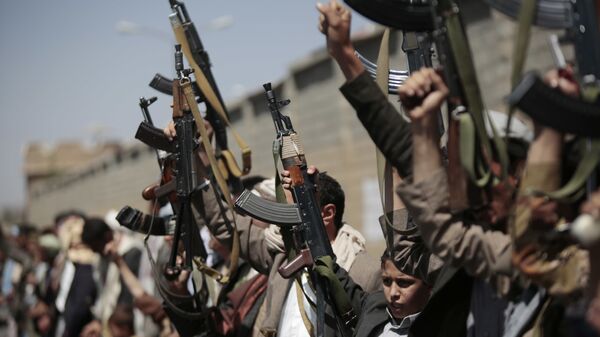 Tribesmen loyal to Houthi rebels, hold their weapons as they chant slogans during a gathering aimed at mobilizing more fighters into battlefronts in several Yemeni cities, in Sanaa, Yemen, Sunday, Oct. 2, 2016 - Sputnik International