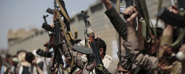 Tribesmen loyal to Houthi rebels, hold their weapons as they chant slogans during a gathering aimed at mobilizing more fighters into battlefronts in several Yemeni cities, in Sanaa, Yemen, Sunday, Oct. 2, 2016 - Sputnik International