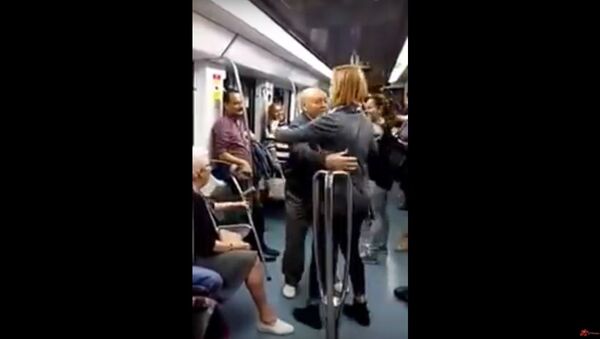 Elderly pair dances to rap music at Barcelona subway - Sputnik International