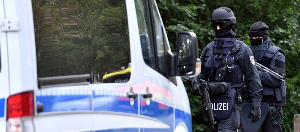 Policemen of a special unit are pictured at the Yorckgebiet district of Chemnitz, eastern Germany, where German police commandos hunting a fugitive Syrian bomb plot suspect raided a flat on October 9, 2016 - Sputnik International