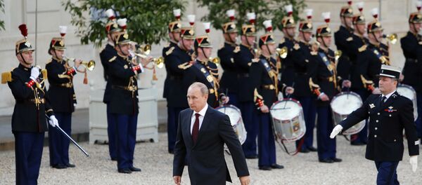 Russian President Vladimir Putin walks front of French Republican Guards to meet French President Francois Hollande on his arrival at the Elysee Palace in Paris (File) Russian President Vladimir Putin walks front of French Republican Guards to meet French President Francois Hollande on his arrival at the Elysee Palace in Paris (File) - Sputnik International