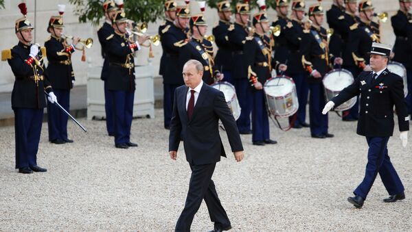 Russian President Vladimir Putin walks front of French Republican Guards to meet French President Francois Hollande on his arrival at the Elysee Palace in Paris (File) - Sputnik International