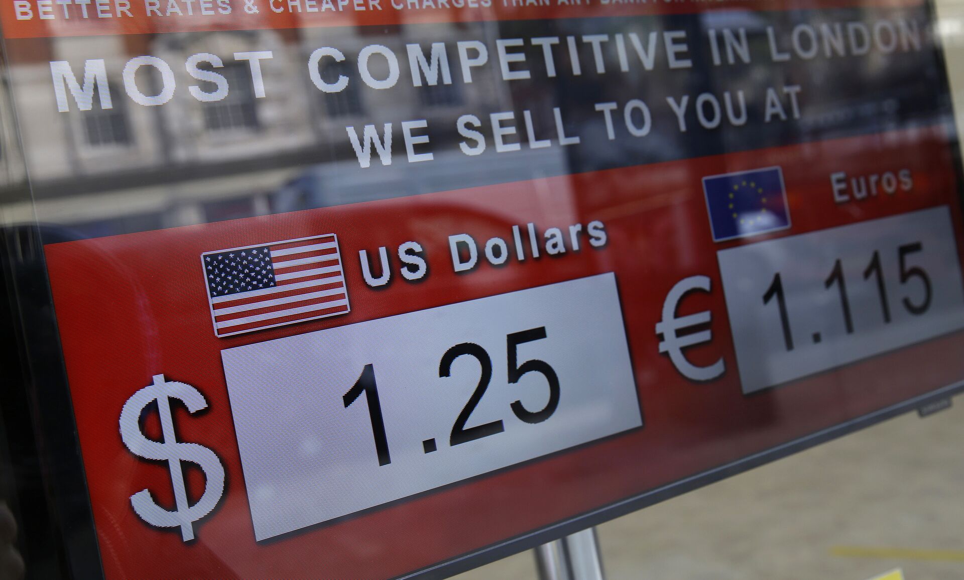 A screen in a currency exchange showing the latest tourist rates for the British pound sterling against the United States dollar, in central London, Tuesday, Oct. 4, 2016 - Sputnik International, 1920, 03.08.2022