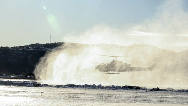 A U.S. Marine Corps AH-1W Super Cobra helicopter kicks up snow at Vaernes, Norway, Feb. 22, 2016 - Sputnik International