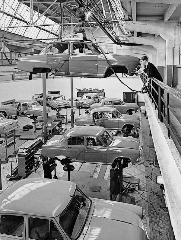 Volga passenger cars on the assembly line of the Gorky Automotive Plant - Sputnik International