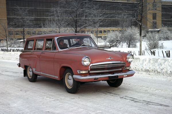 GAZ-22 Volga, a middle class station wagon produced on the basis of the GAZ-21. - Sputnik International
