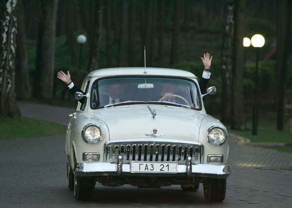 President of Russia Vladimir Putin and Then-President of the US George W. Bush ride in Putin's vintage GAZ-21 Volga of the second series during their meeting in Novo-Ogarevo, a presidential country residence outside the capitol. - Sputnik International