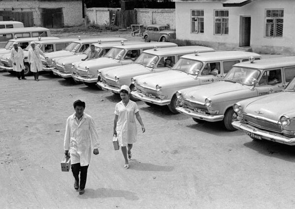 Medical students work with ambulance teams in Frunze city during advanced training. GAZ-22s were often used as ambulance cars. - Sputnik International