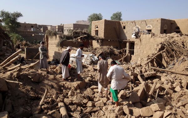 Yemenis search for victims under the rubble of houses the day after they were hit in a Saudi-led coalition air strike on Yemen's rebel-held northwestern Saada province, on September 1, 2016 - Sputnik International