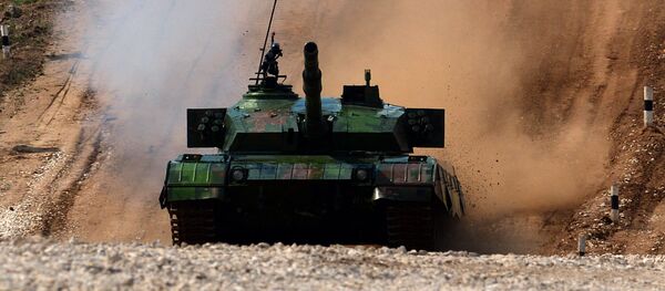 A ZTZ99 Main Battle Tank of China's team competes during ‘tank biathlon’, a paramilitary international competition with armor races and precision gunnery near Alabino, outside Moscow, on August 4, 2014 - Sputnik International