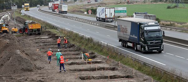 Workers begin construction of a 4-meter-high wall along the highway leading to the Calais port, outside Calais, northern France, Tuesday, Sept. 20, 2016 Workers begin construction of a 4-meter-high wall along the highway leading to the Calais port, outside Calais, northern France, Tuesday, Sept. 20, 2016 - Sputnik International