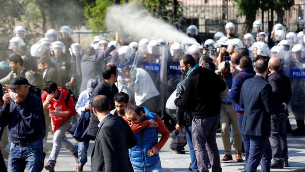 Riot police clash with demonstrators who gathered to commemorate last year's deadly suicide bombing near the main train station in Ankara, Turkey, October 10, 2016 - Sputnik International