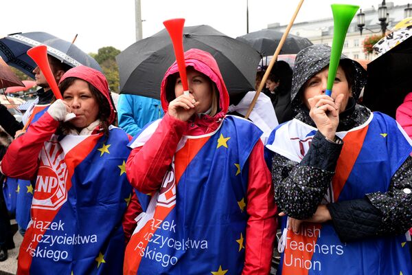 Teachers rally against education reform proposed by Poland's rightwing Law and Justice (PiS) government in Warsaw on October 10, 2016 Teachers rally against education reform proposed by Poland's rightwing Law and Justice (PiS) government in Warsaw on October 10, 2016 - Sputnik International