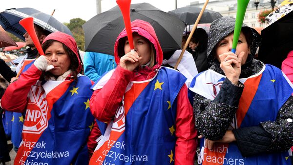Teachers rally against education reform proposed by Poland's rightwing Law and Justice (PiS) government in Warsaw on October 10, 2016 - Sputnik International