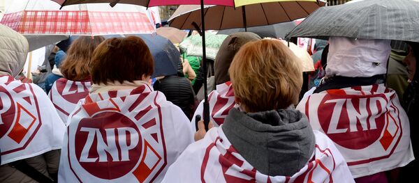 Teachers rally against education reform proposed by Poland's rightwing Law and Justice (PiS) government in Warsaw on October 10, 2016 Teachers rally against education reform proposed by Poland's rightwing Law and Justice (PiS) government in Warsaw on October 10, 2016 - Sputnik International