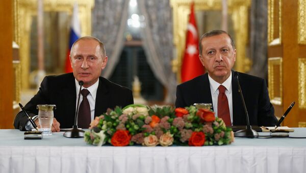 Russian President Vladimir Putin (L) talks during a joint news conference with his Turkish counterpart Tayyip Erdogan following their meeting in Istanbul, Turkey, October 10, 2016 - Sputnik International