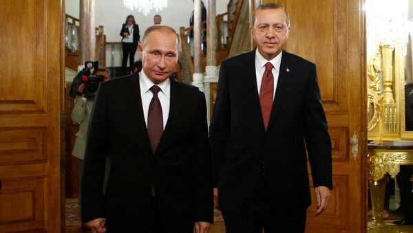 Russian President Vladimir Putin and his Turkish counterpart Tayyip Erdogan arrive for a joint news conference following their meeting in Istanbul, Turkey, October 10, 2016 - Sputnik International