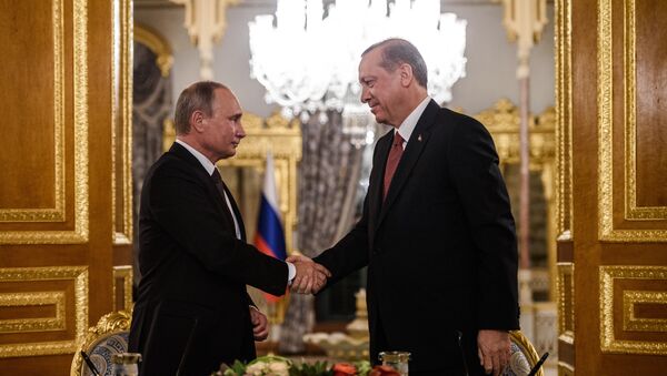 Russian President Vladimir Putin (L) shakes hand with Turkish President Recep Tayyip Erdogan (R) during a press conference on October 10, 2016 in Istanbul - Sputnik International
