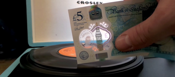 New Five Pound Note Playing a 7 Vinyl Single New Five Pound Note Playing a 7 Vinyl Single - Sputnik International
