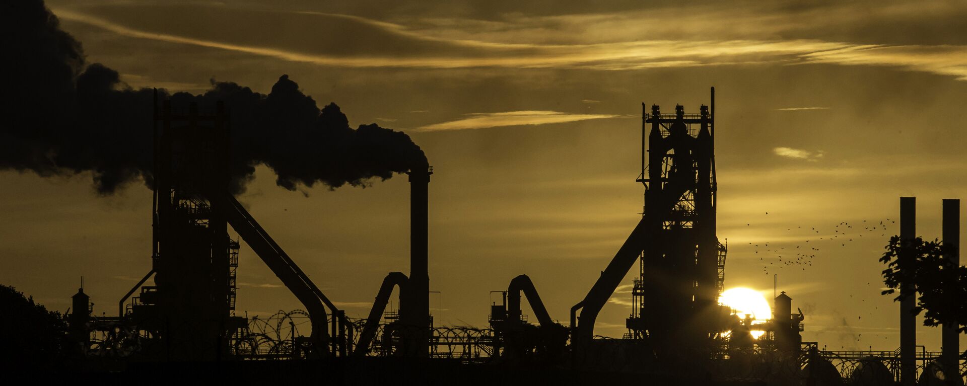 The sun rises behind the British Steel - Scunthorpe plant in north Lincolnshire, north east England on September 28, 2016 - Sputnik International, 1920, 11.11.2019