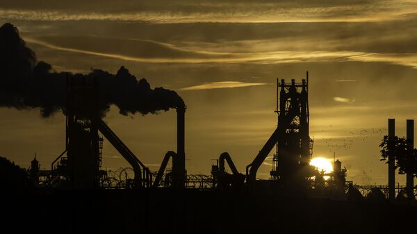 The sun rises behind the British Steel - Scunthorpe plant in north Lincolnshire, north east England on September 28, 2016 - Sputnik International