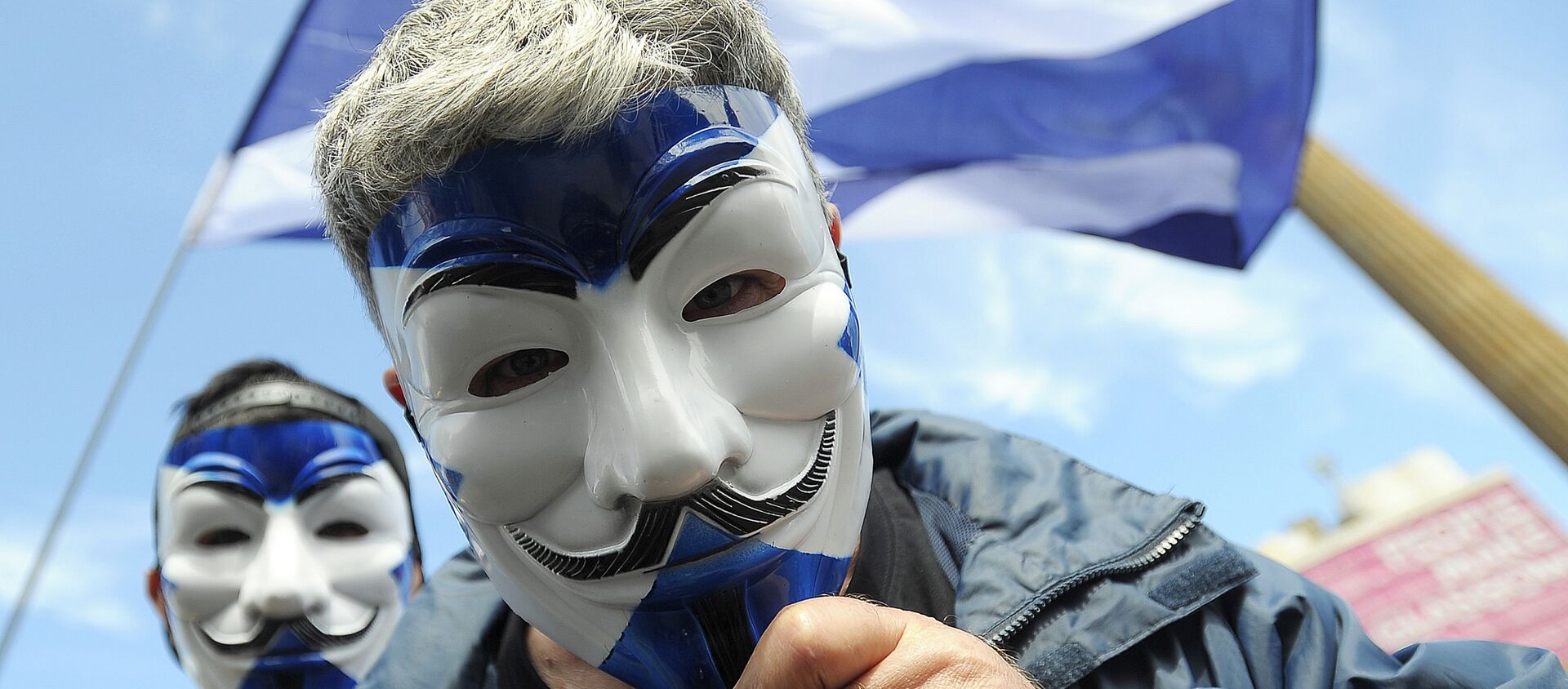 Pro-Scottish Independence supporters with Scottish Saltire flag masks pose for a picture at a rally in George Square in Glasgow, Scotland on July 30, 2016 to call for Scottish independence from the UK.  - Sputnik International, 1920, 31.01.2020