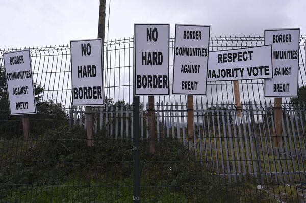 Banners are displayed during a protest by Anti-Brexit campaigners, Borders Against Brexit, against Britain's vote to leave the European Union, at the border town of Carrickcarnon in Ireland October 8, 2016. - Sputnik International
