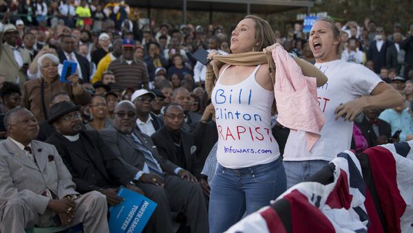 Demonstrators wearing shirts reading Bill Clinton Rapist protest as US President Barack Obama speaks during a Hillary for America campaign event in Greensboro, North Carolina, October 11, 2016. - Sputnik International