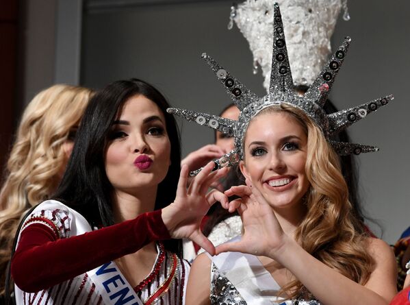 Miss Venezuela Jessica Duarte (L) and Miss USA Kaitryana Leinbach pose during a photo session of the opening press preview of 2016 Miss International Beauty Pageant in Tokyo on October 11, 2016. - Sputnik International