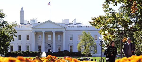 Tourists walk in Lafayette Park, across the street from the White House in Washington, DC - Sputnik International