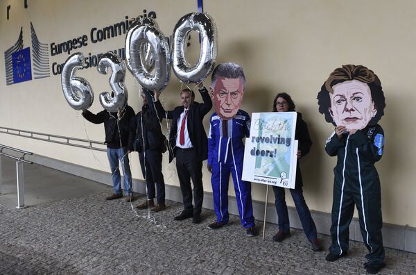 Members of international NGO Transparency International hold balloons reading 63,000, indicating the number of signatures on a petition against Jose Manuel Barosso's decision to work for Goldman Sachs, during a demonstration at the EU Headquarters in Brussels on October 12, 2016. Members of international NGO Transparency International hold balloons reading 63,000, indicating the number of signatures on a petition against Jose Manuel Barosso's decision to work for Goldman Sachs, during a demonstration at the EU Headquarters in Brussels on October 12, 2016. - Sputnik International