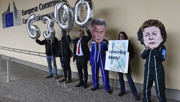 Members of international NGO Transparency International hold balloons reading 63,000, indicating the number of signatures on a petition against Jose Manuel Barosso's decision to work for Goldman Sachs, during a demonstration at the EU Headquarters in Brussels on October 12, 2016. - Sputnik International