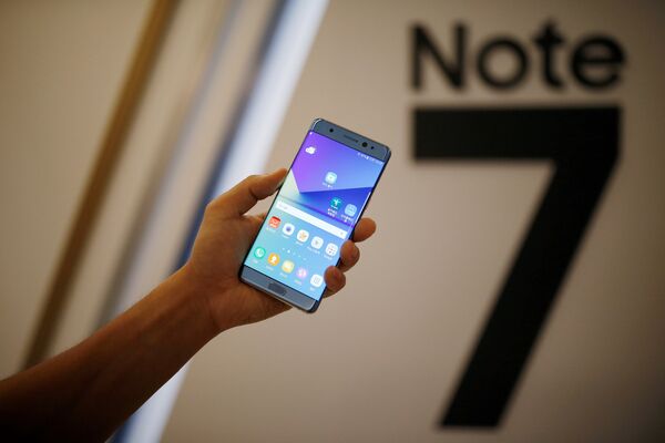 A model poses for photographs with a Galaxy Note 7 new smartphone during its launching ceremony in Seoul, South Korea, August 11, 2016. A model poses for photographs with a Galaxy Note 7 new smartphone during its launching ceremony in Seoul, South Korea, August 11, 2016. - Sputnik International