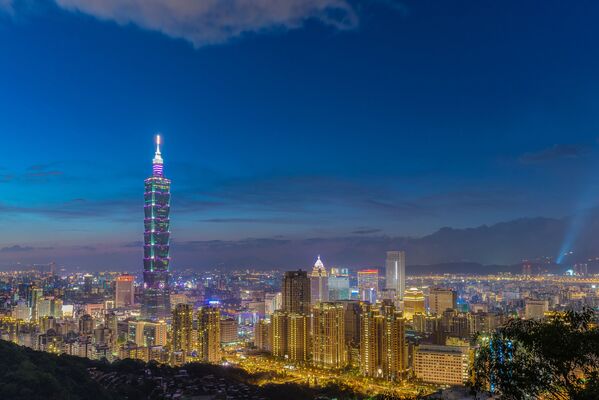 Taipei 101, a landmark 509.2-meter skyscraper in Taiwan, seen at night. - Sputnik International