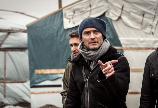 British actor Jude Law gestures during a visit to the Jungle migrant camp in Calais on February 21, 2016. - Sputnik International