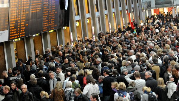 Train passengers gather in front of the info panel at Central Station Stockholm - Sputnik International