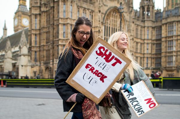 Activists attend an anti-fracking rally outside the Houses of Parliament in central London on January 26, 2015, calling for MPs to vote for a moratorium on fracking within the UK. - Sputnik International