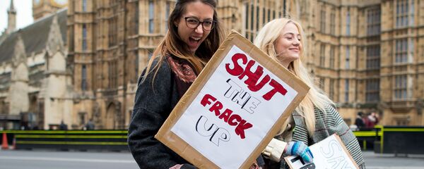 Activists attend an anti-fracking rally outside the Houses of Parliament in central London on January 26, 2015, calling for MPs to vote for a moratorium on fracking within the UK. - Sputnik International