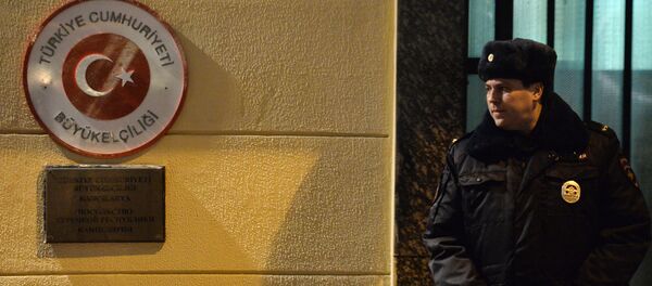 A police officer outside the Turkish Embassy in Moscow. - Sputnik International