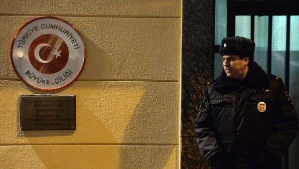 A police officer outside the Turkish Embassy in Moscow. - Sputnik International