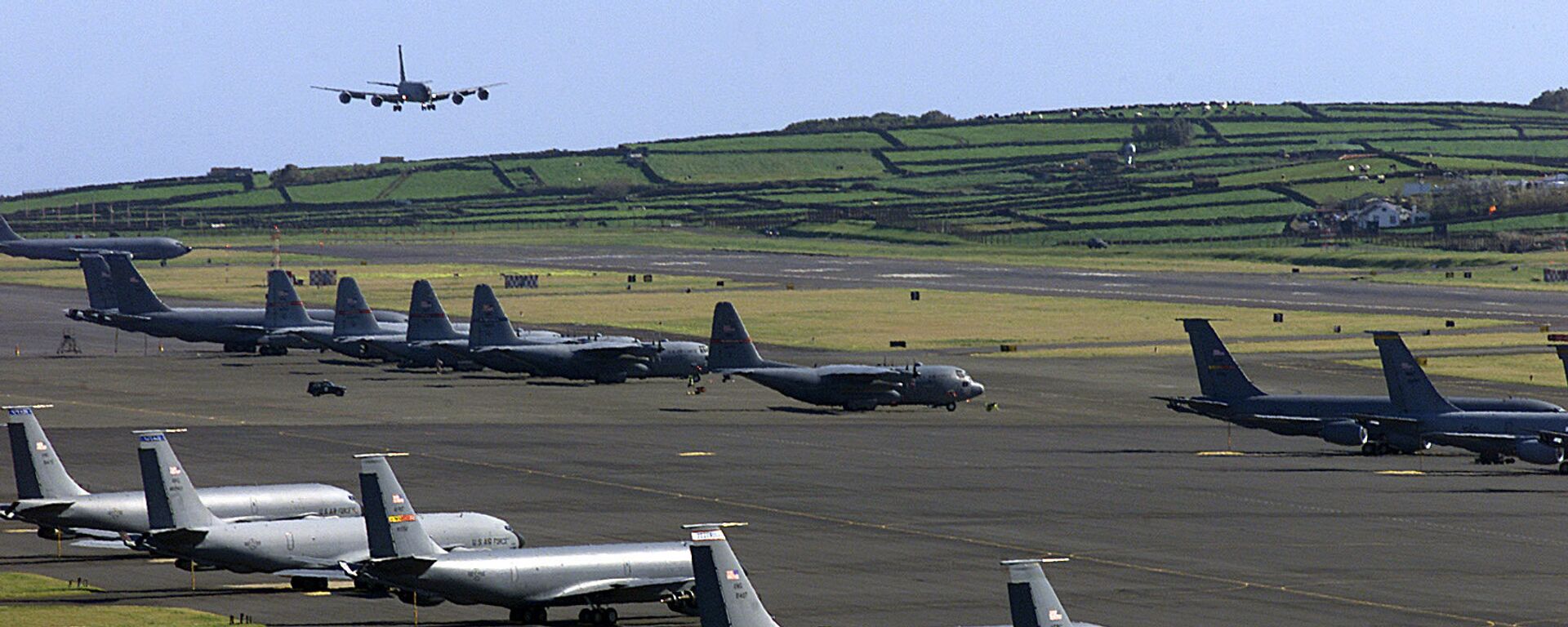 An undated file picture taken in March 2003 shows a US Air Force plane landing on the Base das Lajes, a US military base in the Portuguese archipelago of Azores. - Sputnik International, 1920, 22.02.2018