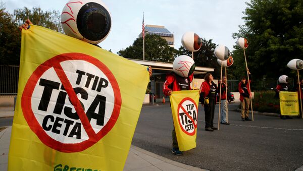Greenpeace activists hold banners and giant eyes during a demonstration against the trade agreements TTIP, CETA and TiSA in front of the U.S. Mission in Geneva, Switzerland, September 20, 2016. - Sputnik International