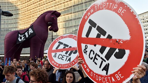 Thousands of people demonstrate against the Transatlantic Trade and Investment Partnership (TTIP) and the EU-Canada Comprehensive Economic and Trade Agreement (CETA) in the centre of Brussels, Belgium September 20, 2016. - Sputnik International