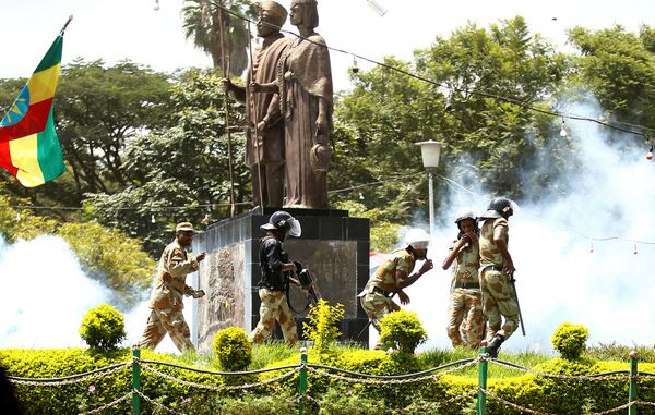 Police fire tear gas to disperse protesters during Irreecha, the thanks giving festival of the Oromo people in Bishoftu town of Oromia region, Ethiopia, October 2, 2016. Police fire tear gas to disperse protesters during Irreecha, the thanks giving festival of the Oromo people in Bishoftu town of Oromia region, Ethiopia, October 2, 2016. - Sputnik International