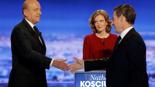 French politicians Alain Juppe (L) and Nicolas Sarkozy (R) shake hands as Nathalie Kosciusko-Morizet looks on before the first prime-time televised debate for the French conservative presidential primary in La Plaine Saint-Denis, near Paris, France, October 13, 2016. - Sputnik International