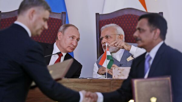 Indian Prime Minister Narendra Modi, rear right, talks with Russian President Vladimir Putin as officials of two countries exchange agreements after bilateral meeting in the beach resort state of Goa in western India, Saturday, Oct. 15, 2016 - Sputnik International