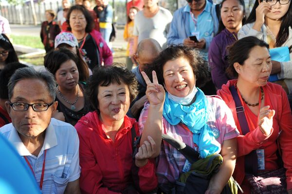 Passengers of the tourist train The Great Tea Road Manchuria - Siberia at the railway station in Russia's Zabaikalsk - Sputnik International